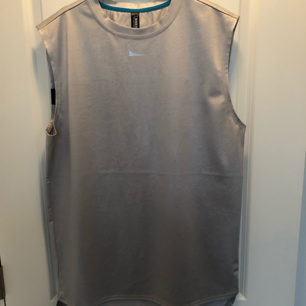 Sleeveless shirt.